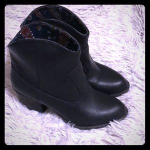K9 black ankle boots